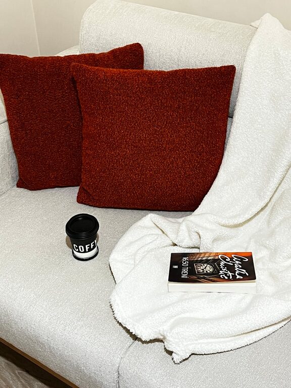 Tips for Creating a Cozy and Inviting Living Space Using Simple Decor Ideas